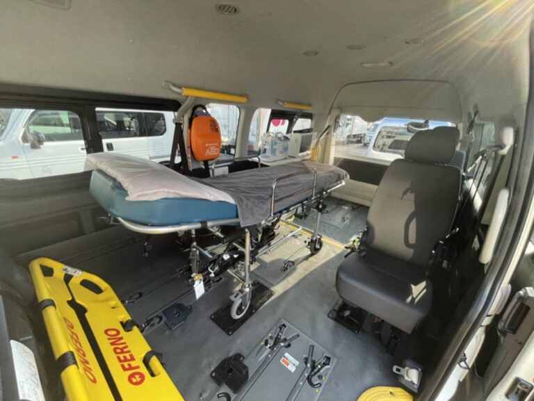 ストレッチャーを載せた介護タクシーの車内