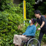 介護タクシー利用者を車いすで介助するリーベルスタッフ