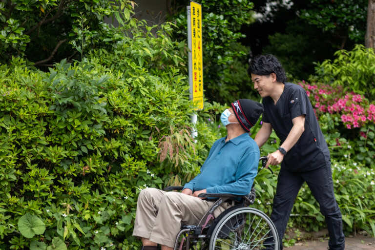介護タクシー利用者を車いすで介助するリーベルスタッフ